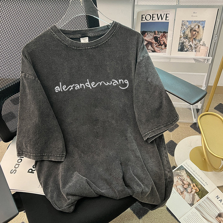 Dame afslappet T-shirt med trendy oversized skæring og iøjnefaldende tekst Stilla