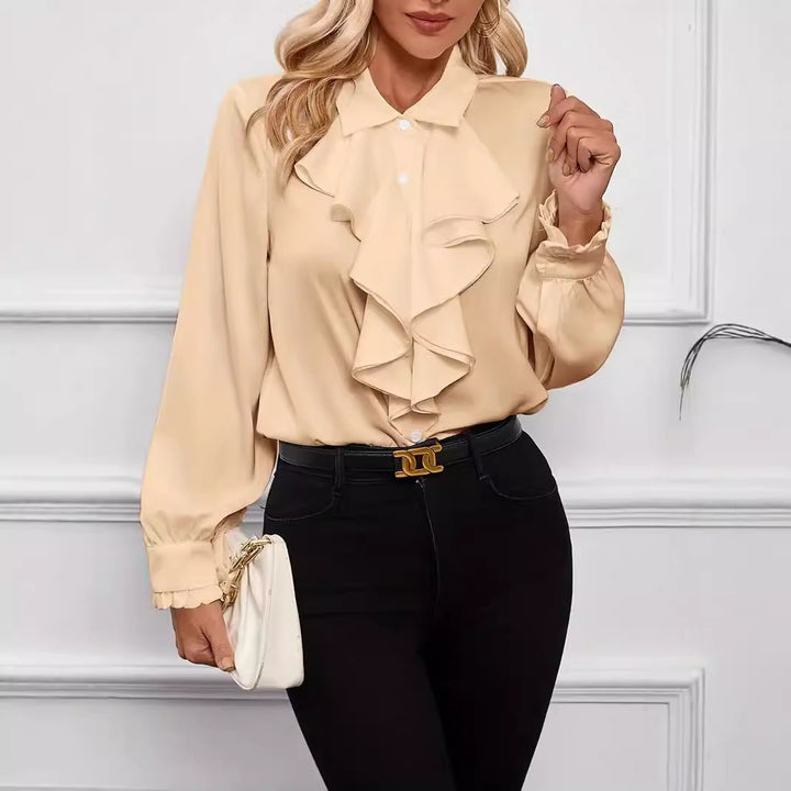 Damebluse med flæsebesætning og elegant krave Stilla
