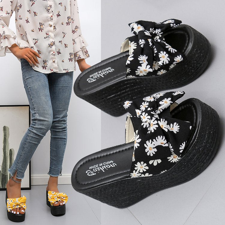 Dame plateau sandaler med legende sløjfe-design og florale accenter Stilla