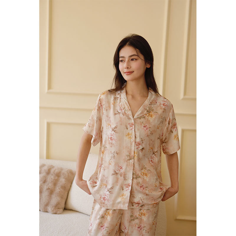 Dame komfortabel Satin pyjamasæt med blomsterdesign og elegant knapliste Stilla
