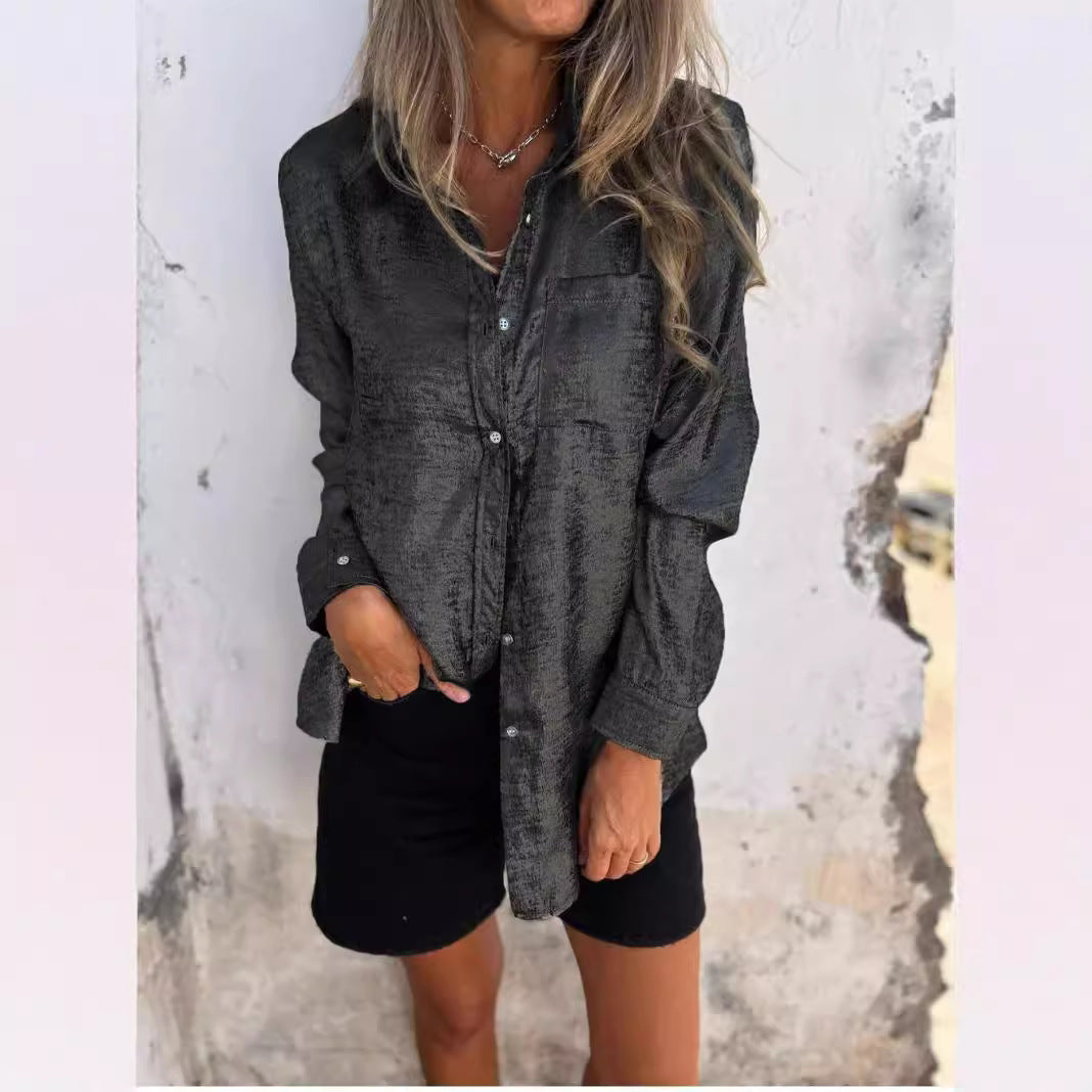 Dame satinbluse med knapdetalje og mode-strukturdesign Stilla