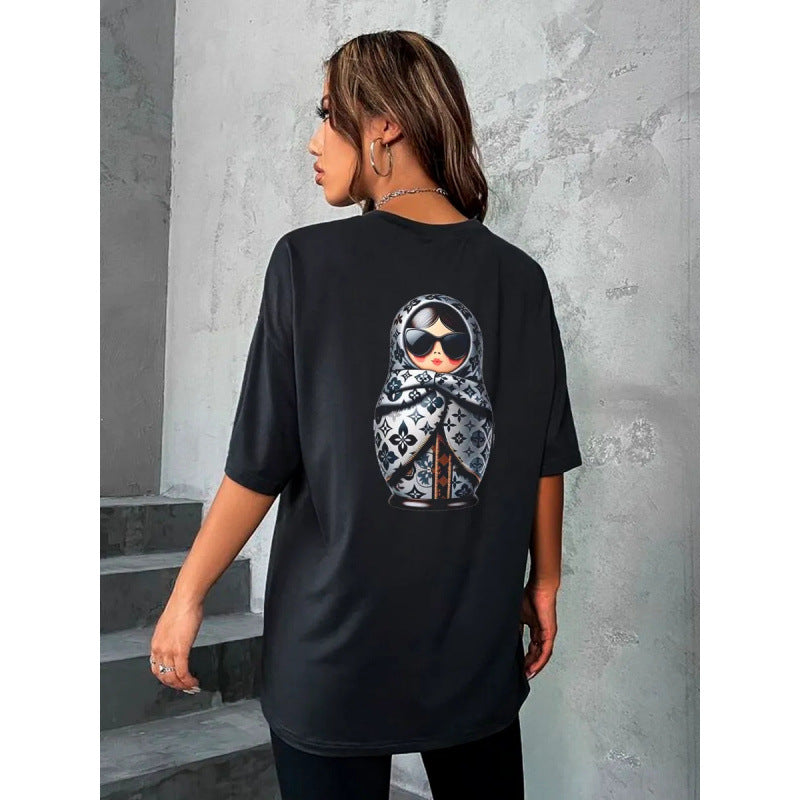 Dame T-shirt med kreativ Matroschka-tryk og afslappet snit Stilla