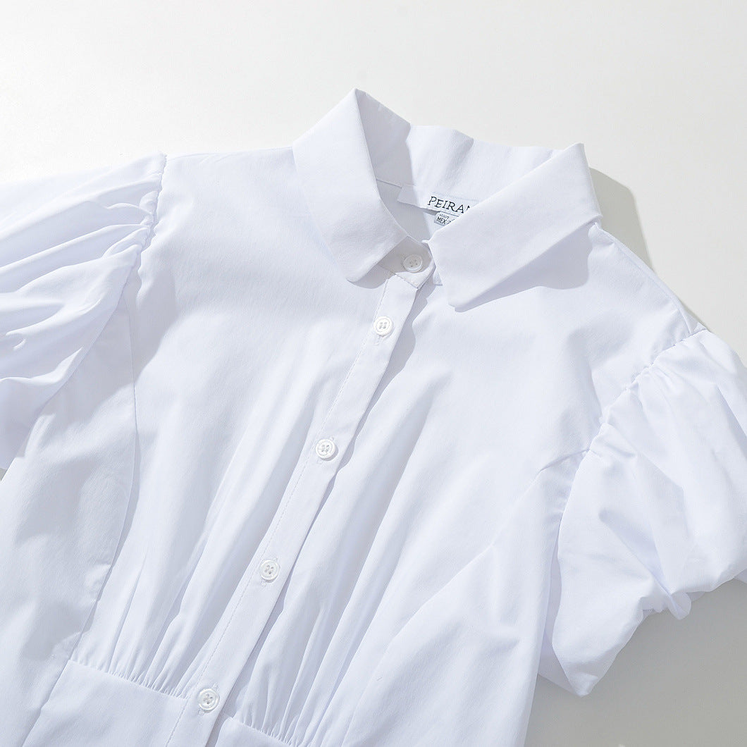 Femme Kortsleeve Bluse med knaplukning og puffærmer Stilla