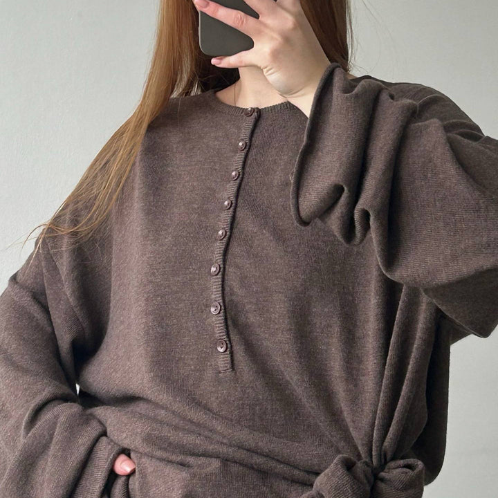 Kvinders afslappede strikkede sweater med moderne knapdetaljer Stilla