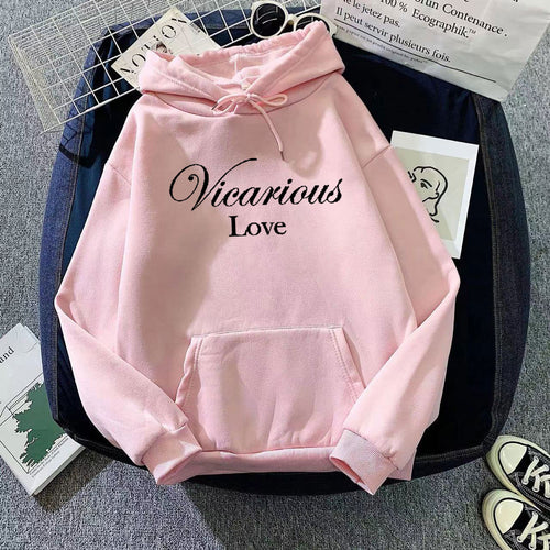 Kvindes hoodie med kunstnerisk skrift Skovae
