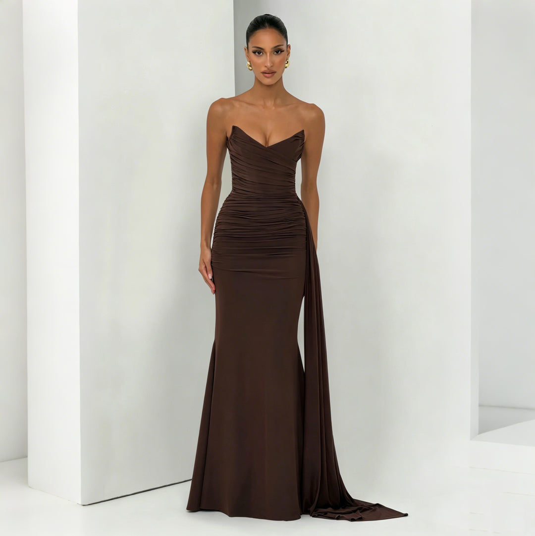 Dame Elegant og figursyet aftenkjole med asymmetrisk draperinger Skovae