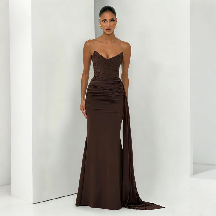 Dame Elegant og figursyet aftenkjole med asymmetrisk draperinger Skovae