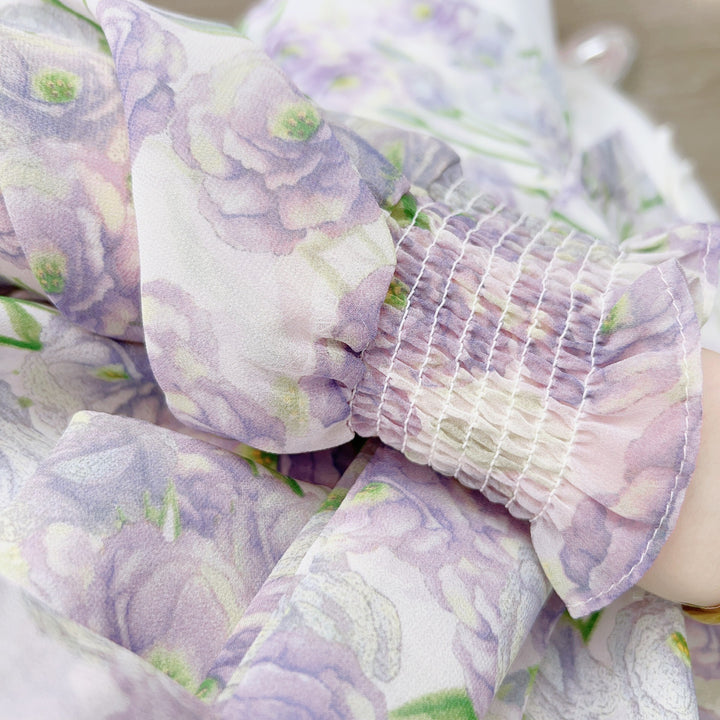 Dame chiffonbluse med dekorativt bindebånd og florale accenter Stilla