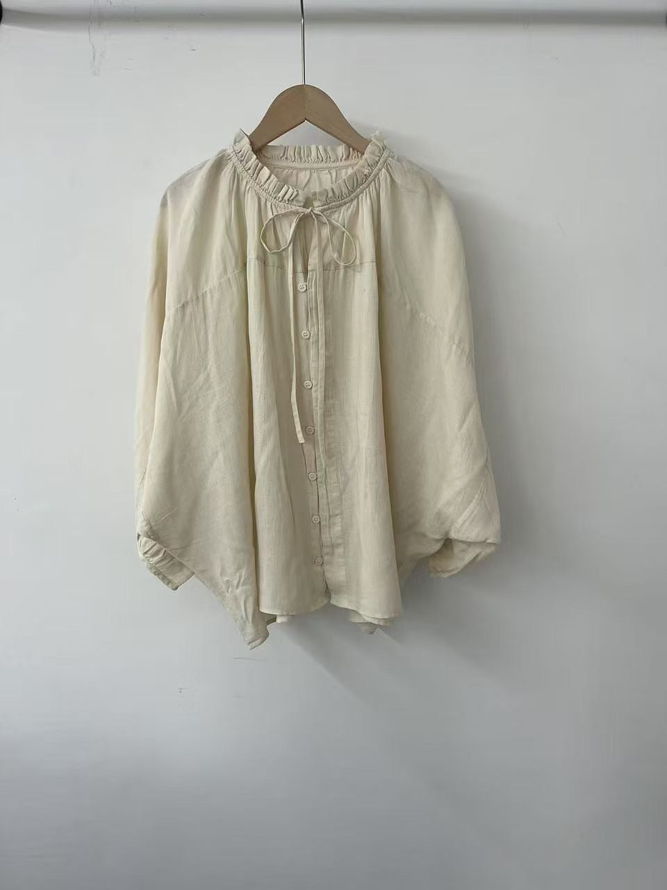 Femme Relaxed Fit Soft Button-Up Bluse med Rødfugleudskæring Stilla