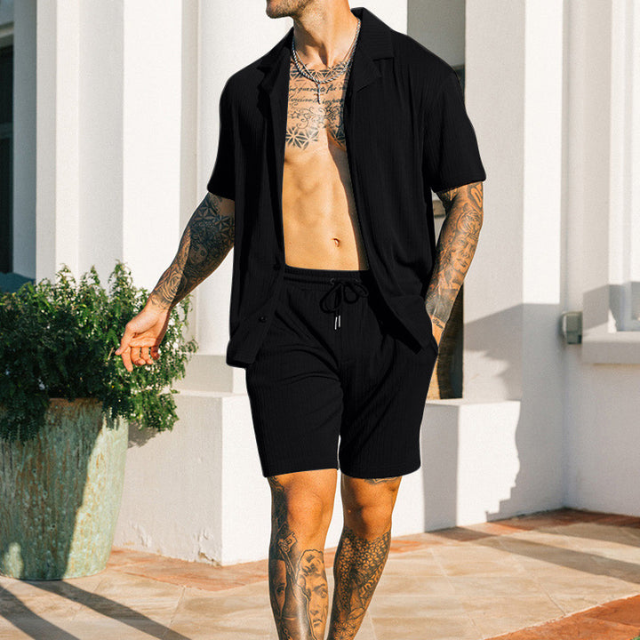 Herre afslappet fritidsoutfit med kortærmet skjorte og shorts Stilla