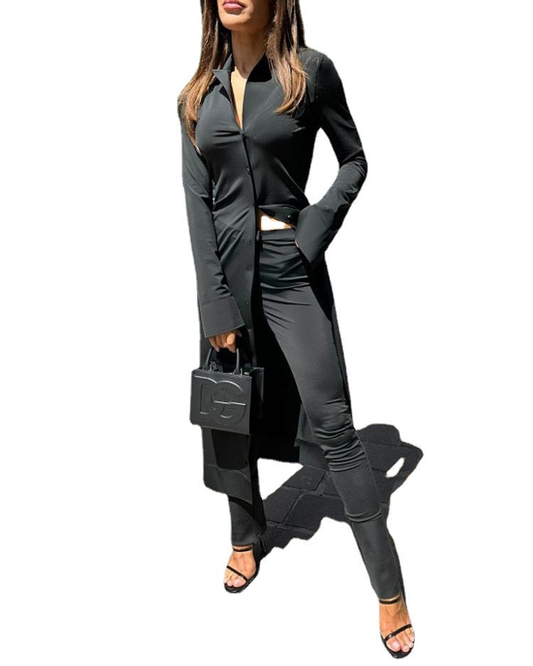 Kvinders elegante blazer outfit med højhalset skjorte og figursyddere leggings