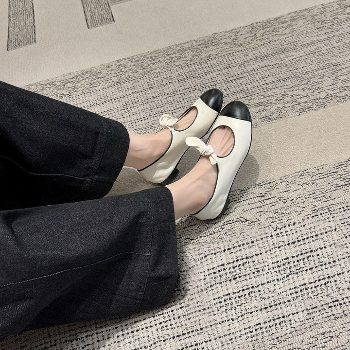 Dameballerinas med fashionable sløjfede accenter og elegant tofarvet udseende Stilla