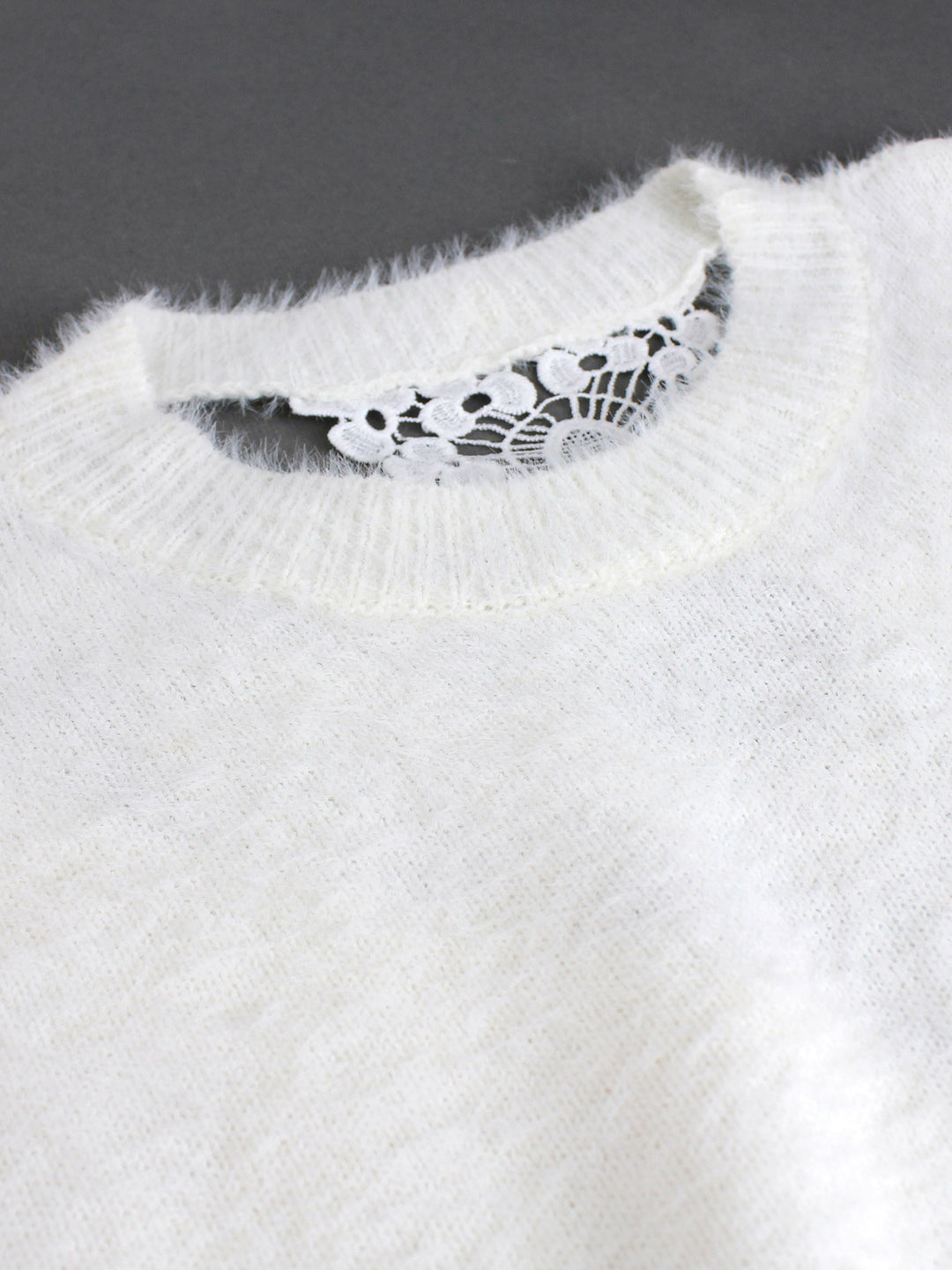 Dame strikpullover med elegant spids rygaccent Stilla