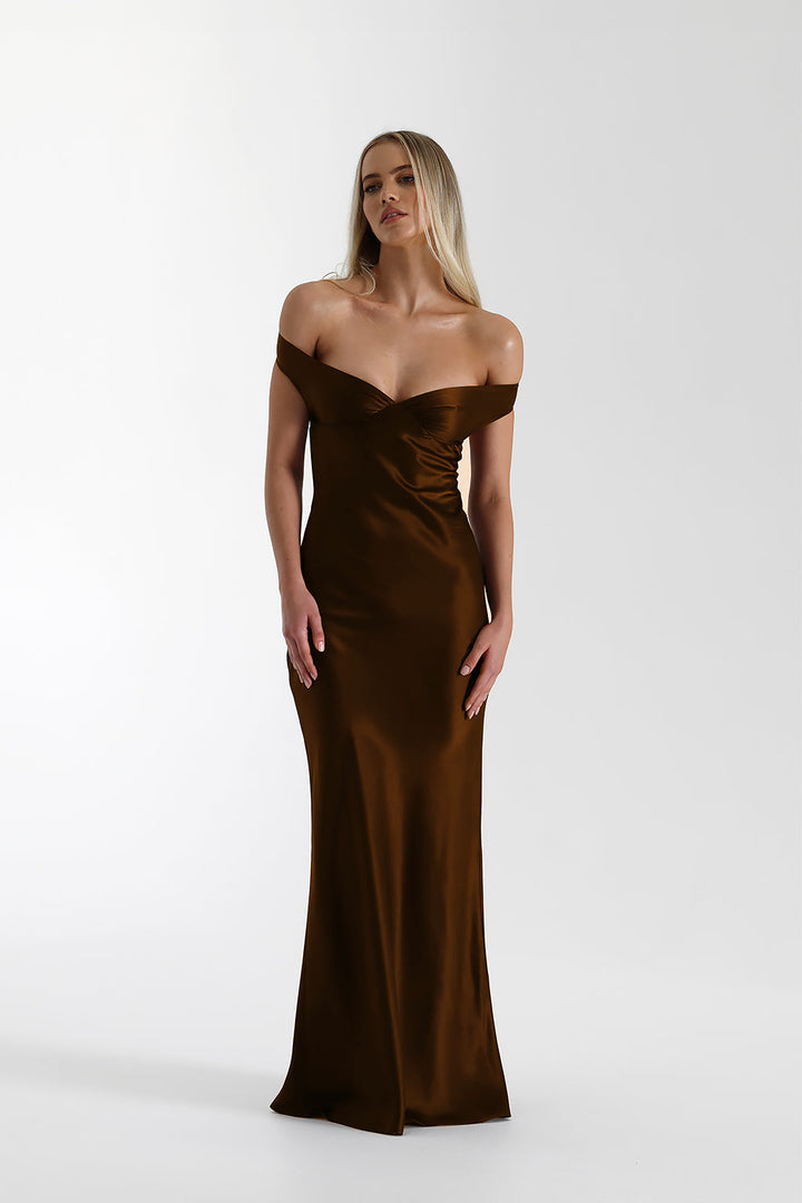 Dame Elegante lang kjole med off-shoulder design og raffinerede draperinger Stilla