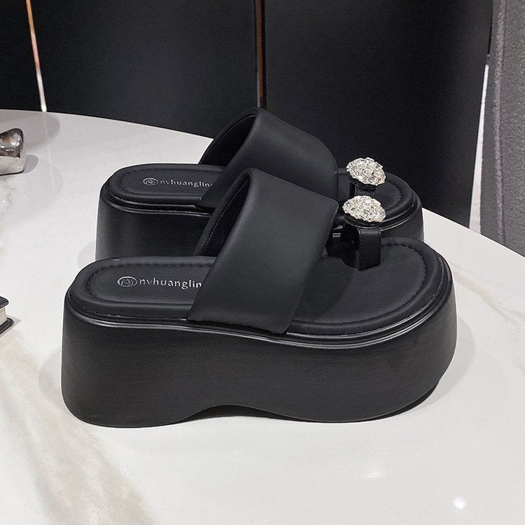 Dame platform-sandaler med moderne remdesign og glitrende accenter Stilla