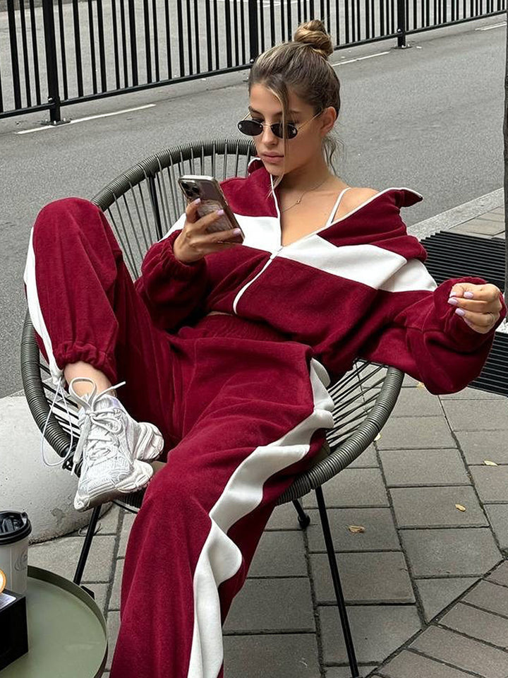 Kvindernes sporty fleece træningsdragt med høj krave og sidelister Skovae