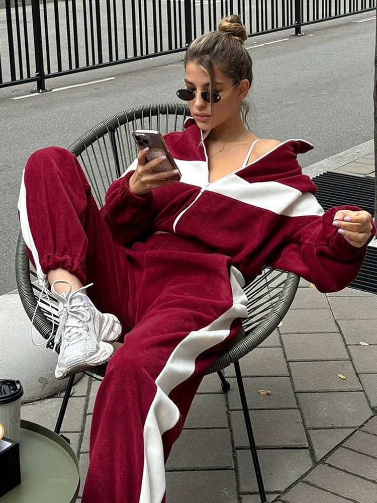 Kvinders sporty fleece træningsdragt med høj krave og sidelister Skovae