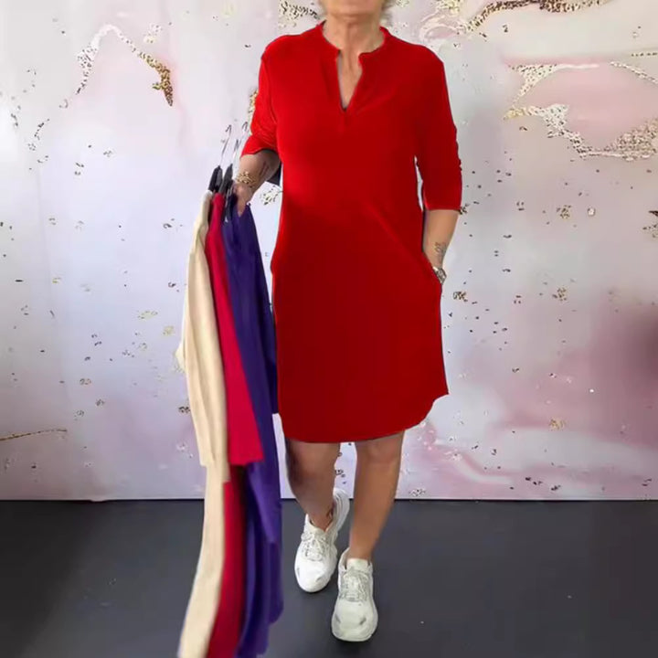 Dame fritidskjole med praktisk knaplukning og elegant ståkrave Stilla