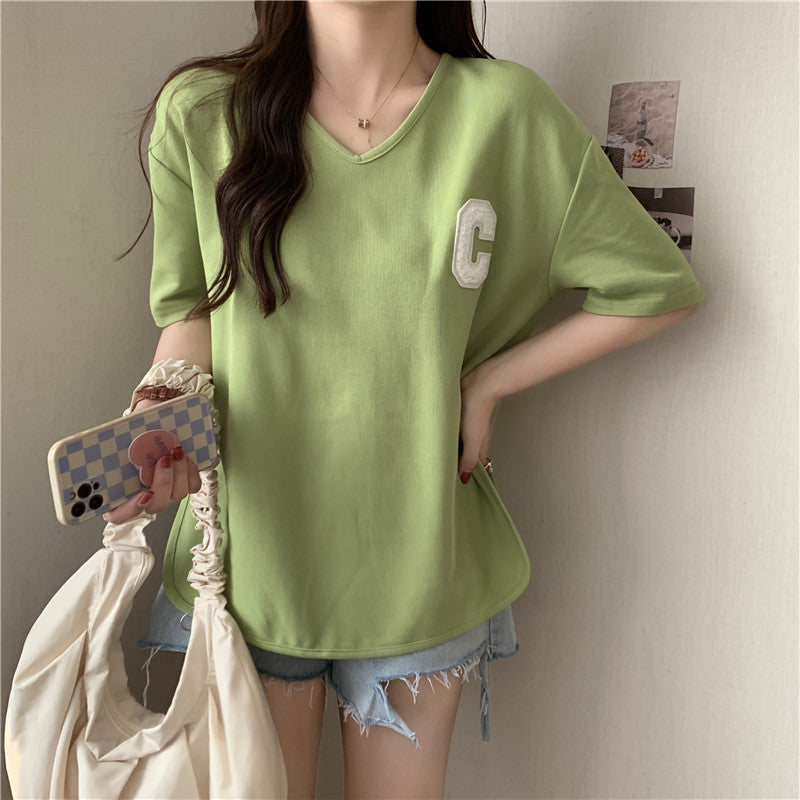 Femme Oversized V-Hals Grafik T-Shirt med Sideslids Stilla
