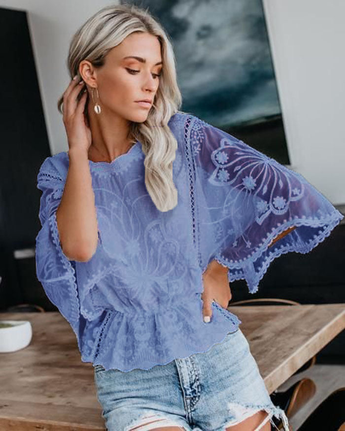 Kvindernes elegante bluse i blonde med voluminøse ærmer Stilla