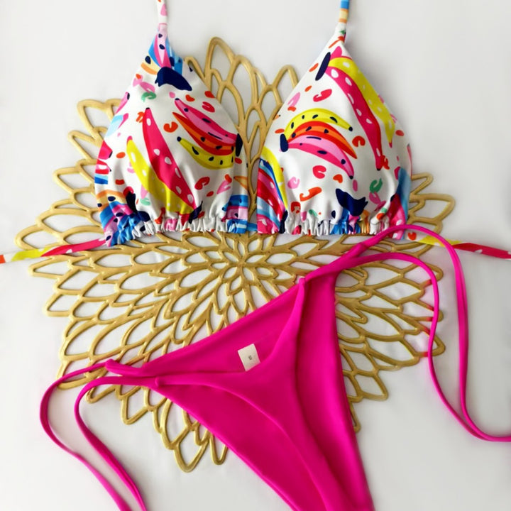 Dame bikini-sæt med farverigt frugtmønster og sidelæns knude Skovae