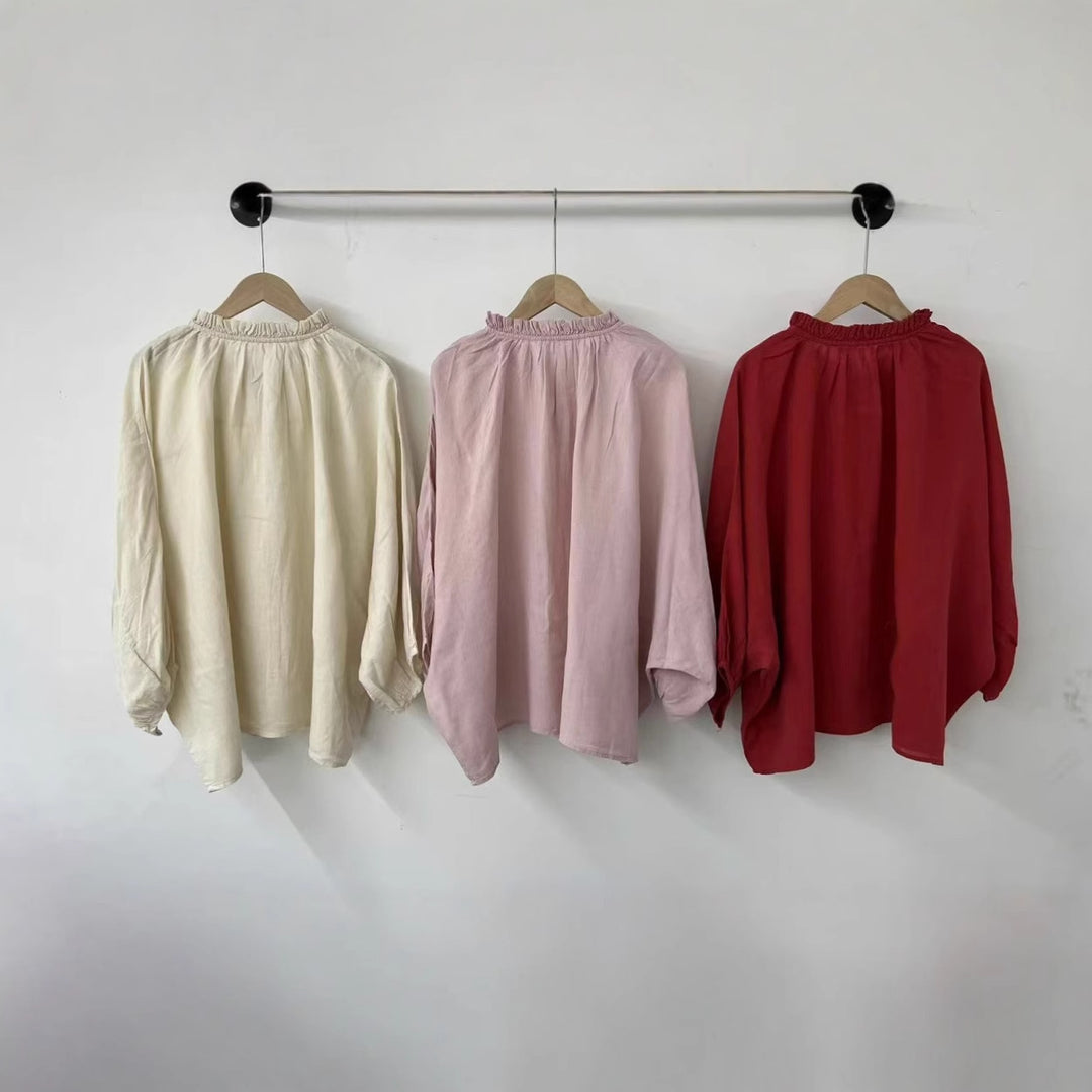 Femme Relaxed Fit Soft Button-Up Bluse med Rødfugleudskæring Stilla