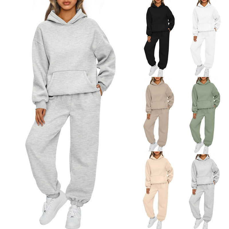 Kvinders behagelige hoodie sæt lavet af blødt sweatstof Skovae
