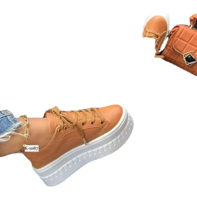 Dame Plateau-Sneakers med modevenligt overmateriale og skridsikker sål Stilla