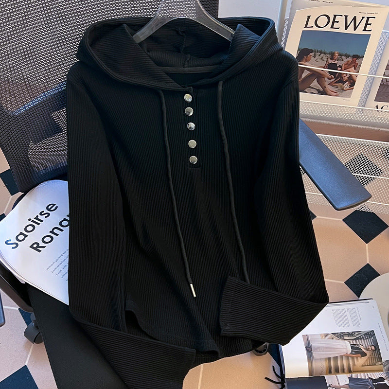 Dame hættebluse med innovativ ribdesign og knapliste Stilla