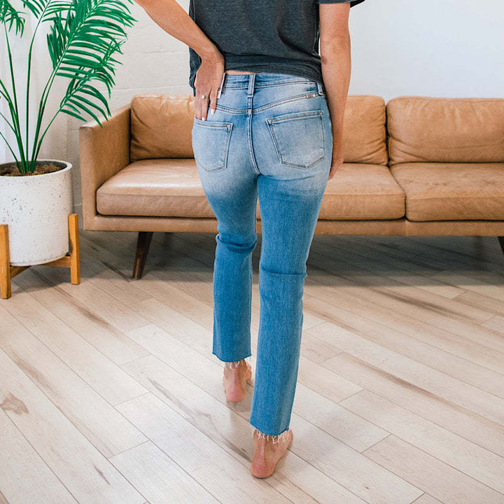 Damens højtaljede jeans i slidte look med knaplukning og frynsede kanter Skovae