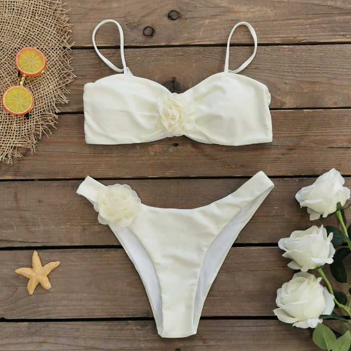 Dame bikini-sæt med dekorative blomsterdetaljer og komfortabelt bustier Stilla