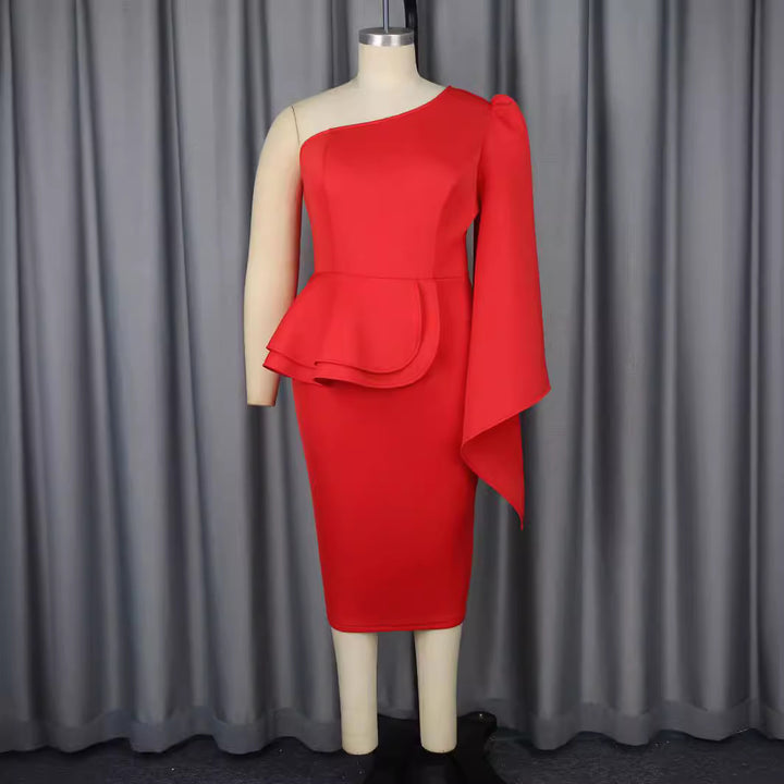 Dame Elegant aftenkjole med asymmetrisk design og flæse droner
