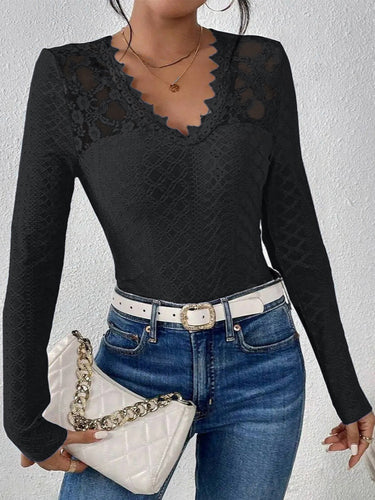 Damebluse med transparente spidsakcenter og elegant V-hals Stilla