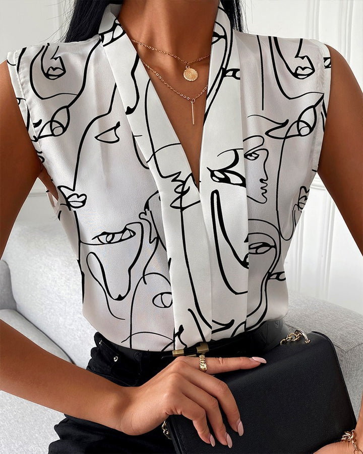 Damebluse med sidelæns V-udskæring og elegant marmor-design Stilla
