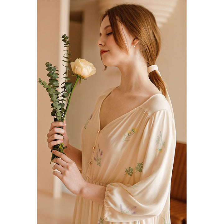 Dame natkjole med flæsedetaljer og blomstermønster Stilla