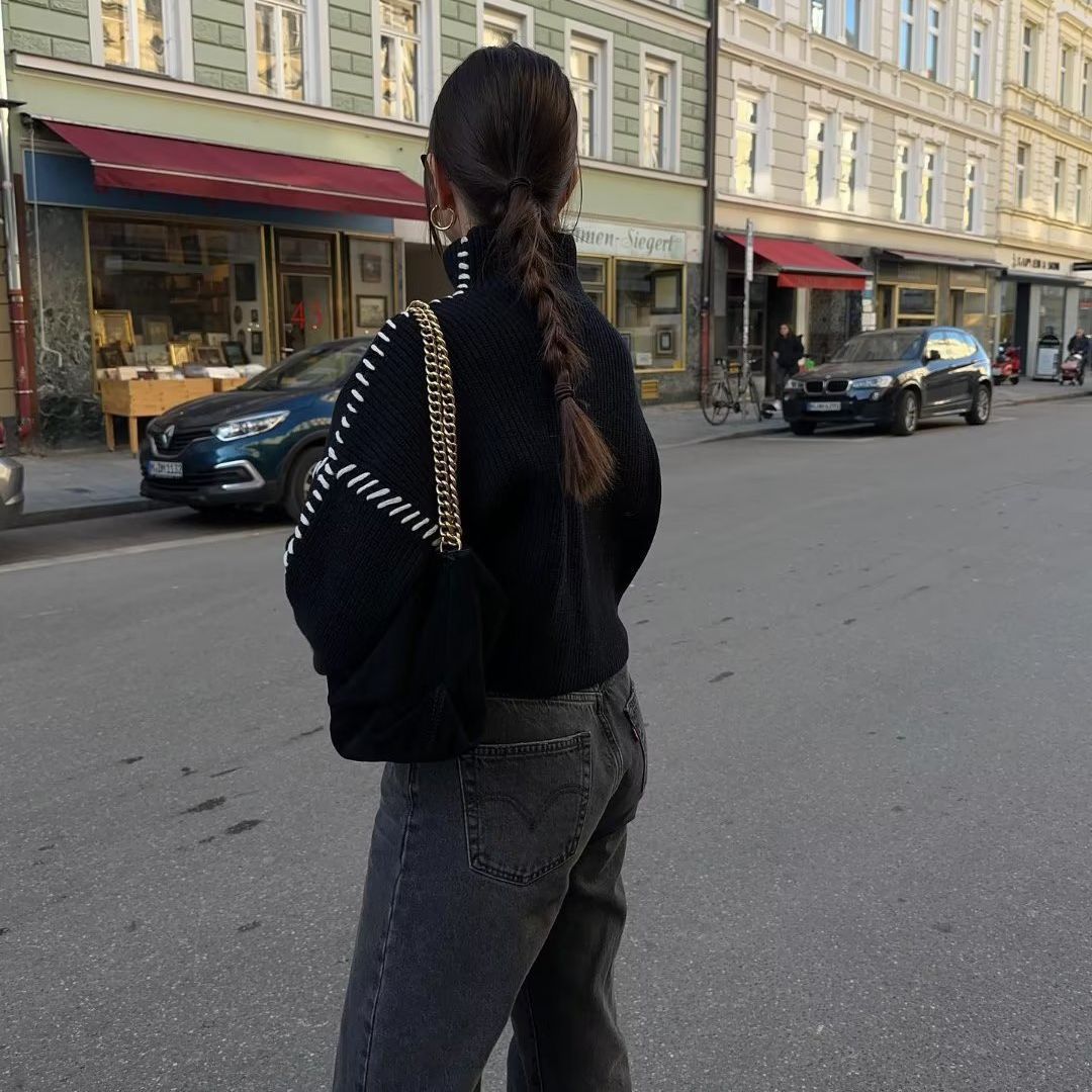 Dame mode strikpullover med kontrasterende sømme og bred pasform Stilla
