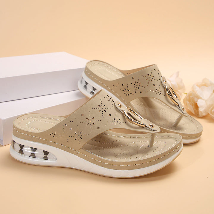 Damer Behagelige Tåsplit-sandaler med stilfuldt huldesign og skridsikker sål Stilla