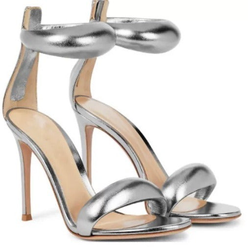 Femme Højglans Stiletto Sandaler med skulpturel ankelrem Stilla