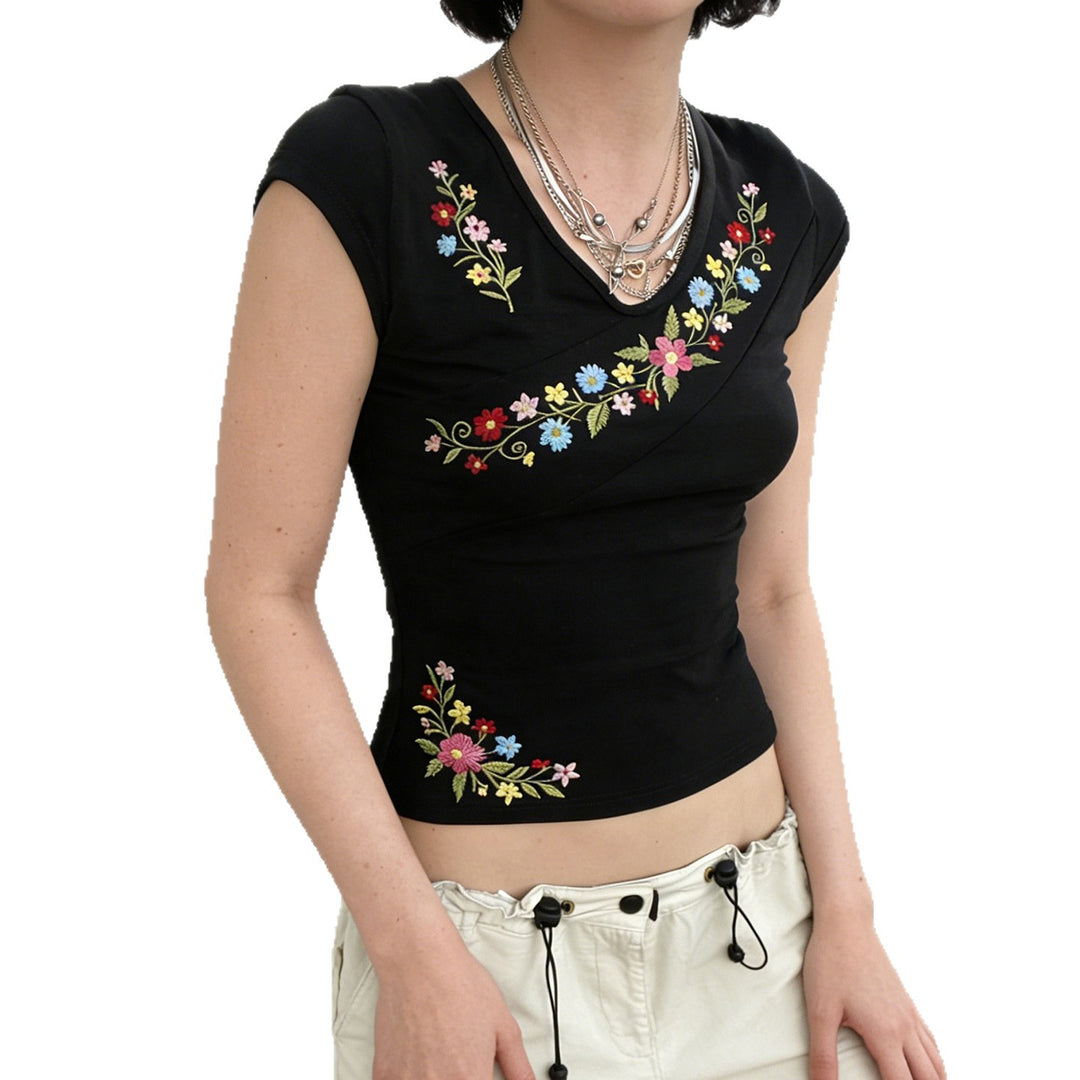 Damer V-hals T-shirt med blomsterbroderi og tætsiddende pasform Skovae