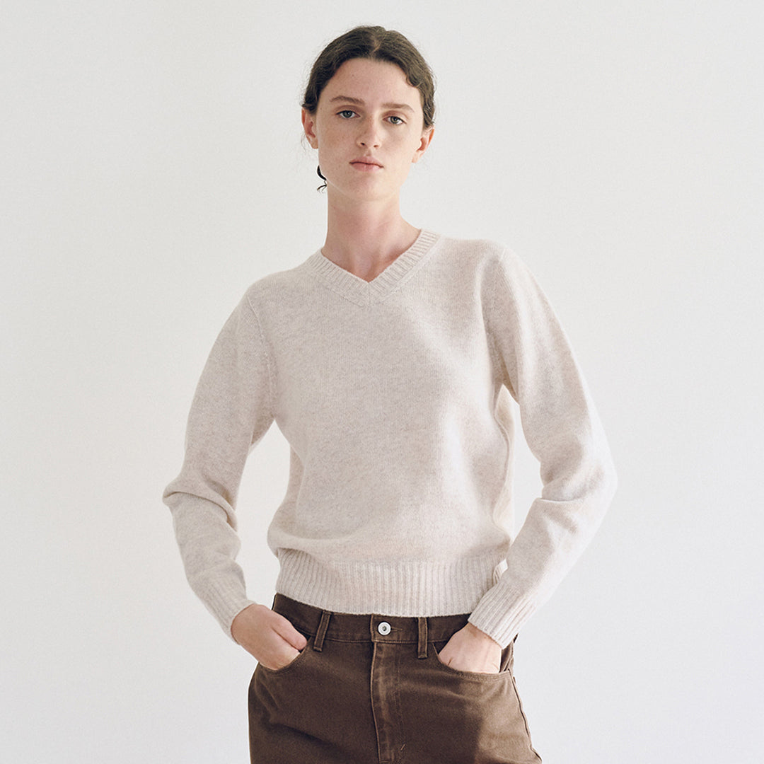Kvindernes fine strikpullover med V-hals og brede manchetter Stilla