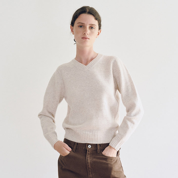 Kvindernes fine strikpullover med V-hals og brede manchetter Stilla