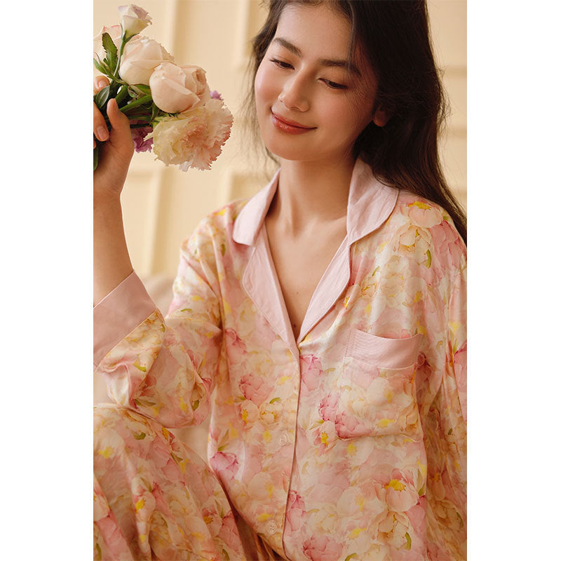 Dame pyjamasæt lavet af let, åndbart stof med blomstermotiv Stilla