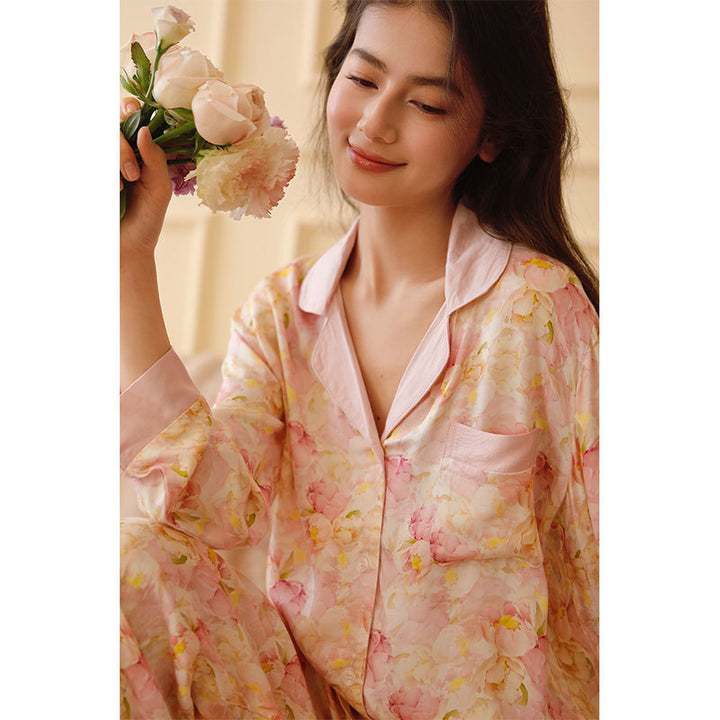Dame pyjamasæt lavet af let, åndbart stof med blomstermotiv Stilla