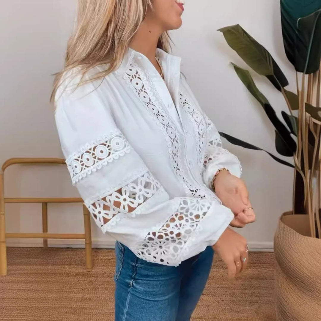Damebluse med kunstfærdige spidsdekorationer og moderne detaljer Stilla