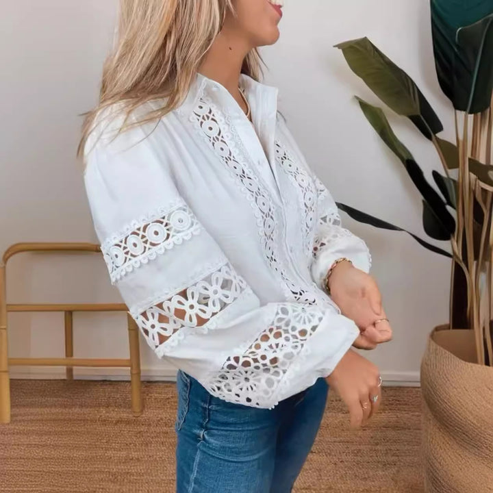 Damebluse med kunstfærdige spidsdekorationer og moderne detaljer Stilla
