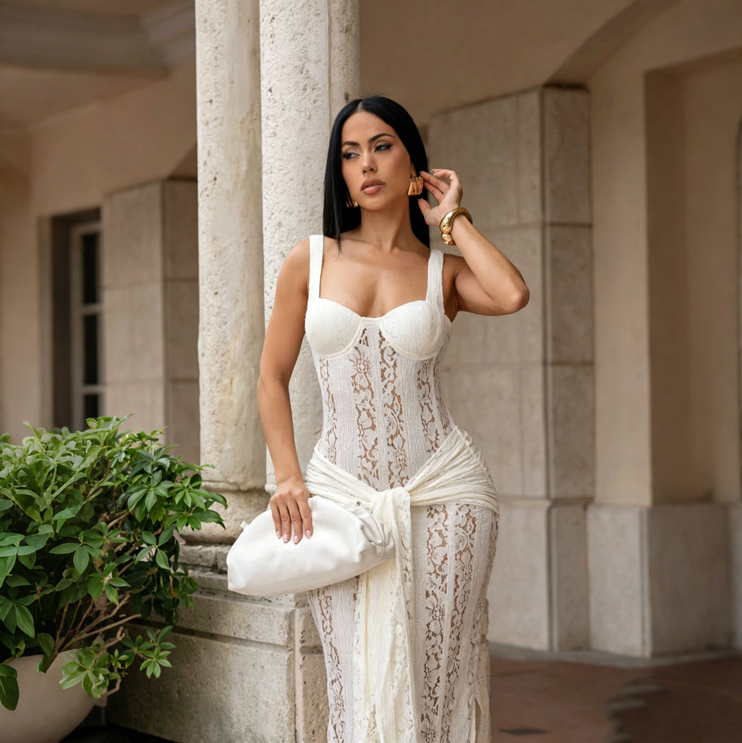 Dame Elegant blonde kjole med figursyet krop og blødt fald Skovae