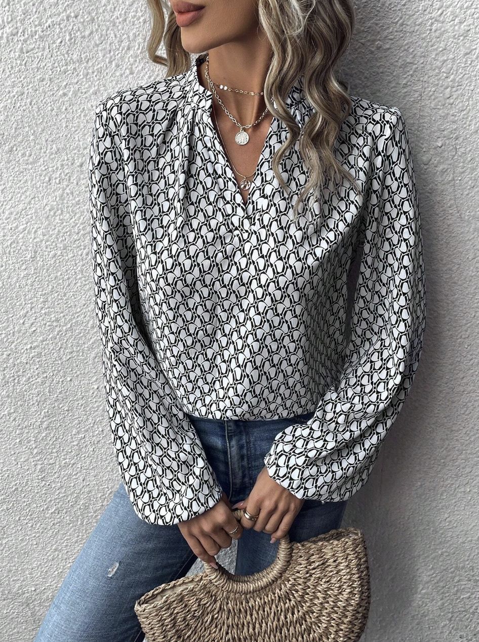 Damebluse med moderne geometrisk mønster og elegant kraveparti Stilla
