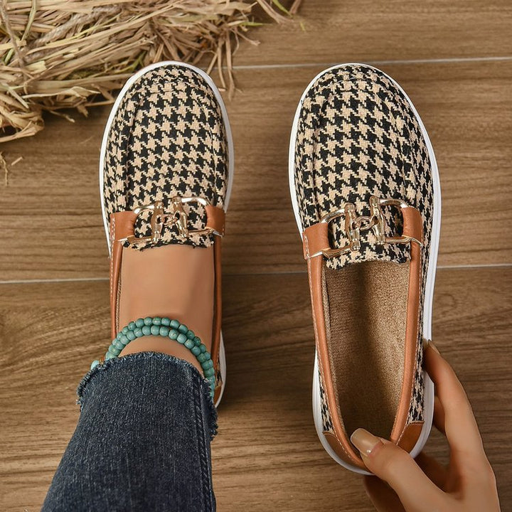 Dame Slip-On Clogs med moderne ternet mønster og elegant spænde-detalje Stilla
