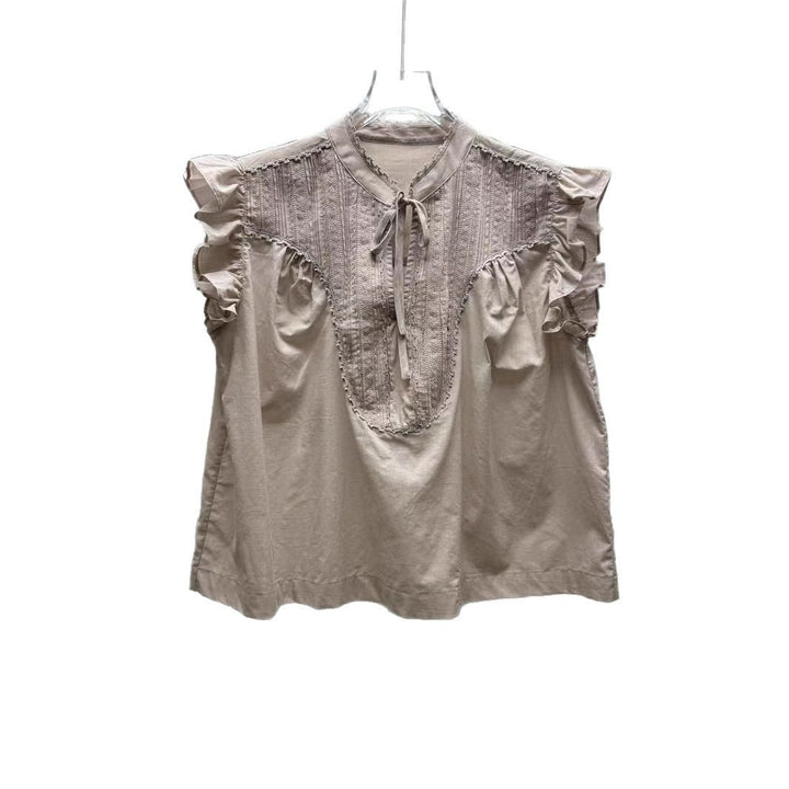 Damebluse med ruffle-detaljer lavet af blødt bomuldsblandingsmateriale og elegant V-udskæring Stilla