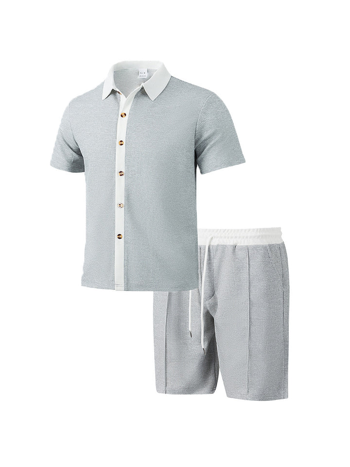 Herrer nan moderne fritids-sæt lavet af fint strukturjersey med skjortekrave-knapliste og snor-shorts Skovae